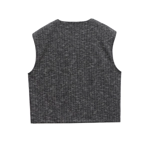 Vista posteriore dettagliata di un gilet in maglia grigio melange con finitura premium