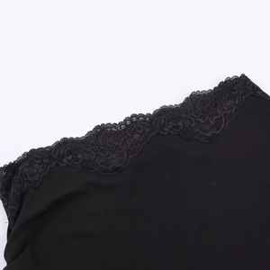 Robe noire à la mode avec détails en dentelle raffinée et tissu de haute qualité