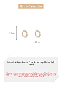 Detail of 1.5 cm gold hoop earrings with white pearls and anti-allergy S925 silver pins