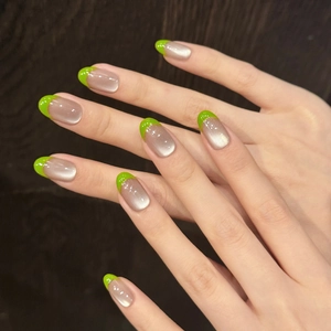 Unghie finte cat eye champagne con punte French verde brillante di forma ovale