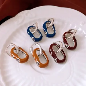 Lot de trois paires de boucles d'oreilles ovales en émail vintage bleu, rouge et jaune