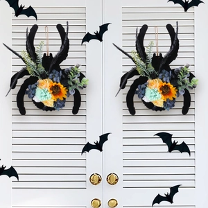 Couronne araignée Halloween avec tournesols et fleurs colorées sur volets blancs décor