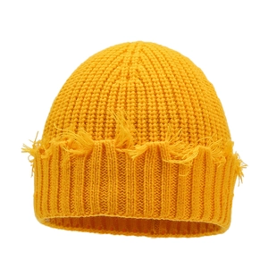 Bonnet en maille jaune vif au design usé avec bords effilochés pour un style urbain