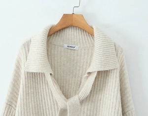 Detailansicht des cremefarbenen Rippstrickpullovers mit Polokragen und feiner Struktur