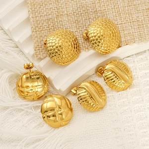Trois paires de boucles d'oreilles en acier inoxydable plaqué or 18 carats texturé