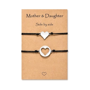 Détail du lot de bracelets Mère et Fille avec breloques cœur sur carte cadeau
