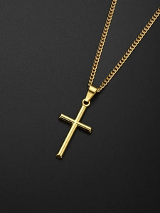 Vue détaillée d'un pendentif croix en or poli avec sa chaîne sur un fond gris neutre