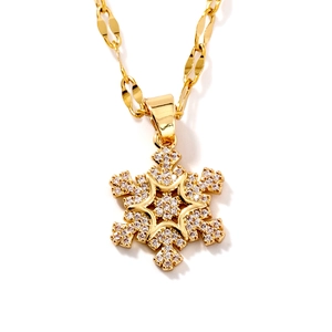 Élégant collier pendentif flocon de neige doré avec zircons blancs sur fond blanc