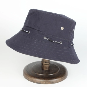 Détail du bob bleu marine avec œillets métalliques et cordon de serrage réglable SPORT
