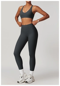 Dettaglio dei leggings da yoga a vita alta e reggiseno sportivo in grigio antracite