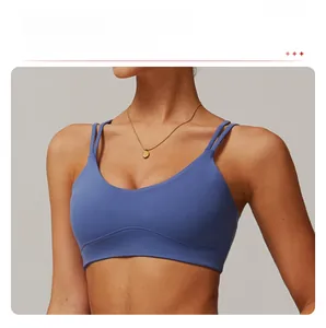 Détail d'une brassière de yoga bleu roi avec bretelles croisées et coutures renforcées