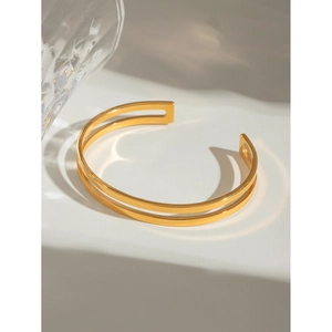 Detail view of 18k gold double-layered hollow bracelet with elegant light reflections
