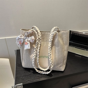 Grand sac cabas en paille tisse avec patch Summer et foulard chic sur la anse