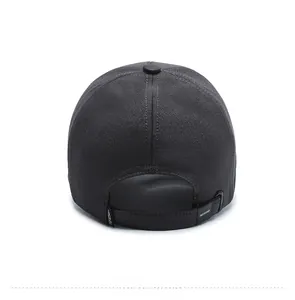 Dettaglio della fibbia in metallo regolabile e tessuto strutturato sul retro del cappello nero