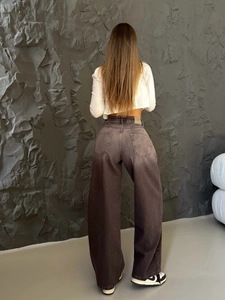Vaqueros acampanados degradados marrón oscuro de mujer con top corto blanco vista trasera