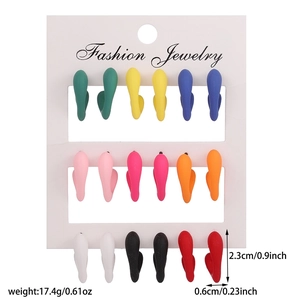 Lot de 18 boucles d'oreilles en acrylique en forme de U mat sur carte de présentation