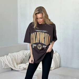 Λεπτομέρεια γκρι oversized βαμβακερό T-shirt με κίτρινο τύπωμα California σε casual στυλ