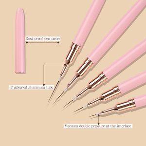 Dettaglio del pennello liner nail art rosa con tubo in alluminio oro e cappuccio