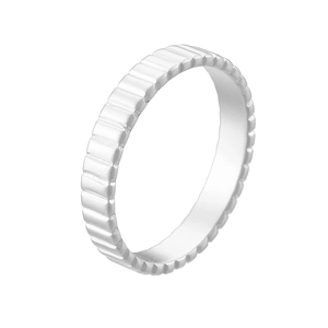 Makroaufnahme eines S925 Silberrings mit minimalistischer Streifentextur auf der Oberfläche