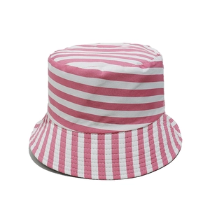 Détail du chapeau cloche rayé rose et blanc avec coutures renforcées de haute qualité