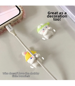 Primer plano de protectores de cables con forma de conejo hechos de silicona suave