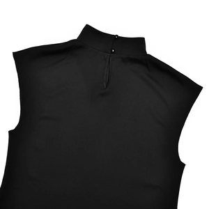 Primo piano dell'elegante top nero in raso con collo alto e chiusura posteriore con bottone
