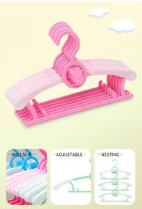 Details von rosa stapelbaren Baby-Kleiderbügeln mit Teleskoparmen und rutschfestem Material