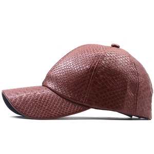 Casquette de baseball marron en similicuir avec texture crocodile et sangle