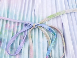 Détail d'un haut licou Y2K avec tissu plissé tie-dye et nœud de serrage réglable à la main