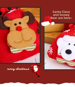Détail de sacs cadeaux de Noël en feutre rouge avec broderies de renne et d'ours polaire