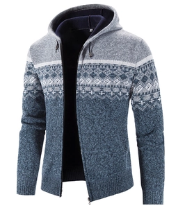 Dettaglio del cardigan uomo blu-grigio in maglia con motivo nordico e cerniera