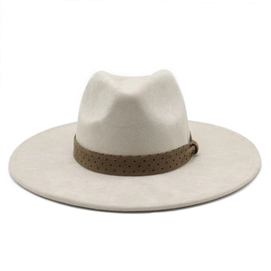 Détail d'un chapeau fedora à larges bords avec ruban décoratif marron et texture feutre doux