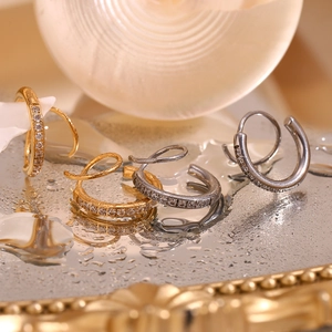 Macro des boucles d'oreilles spirales en or 18 carats et argent avec oxydes de zirconium