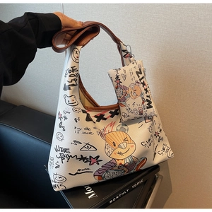 Détail de l'ensemble sac fourre-tout blanc à graffitis avec ours et poignées en cuir