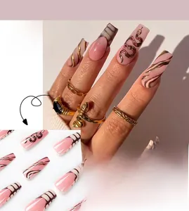 Dettagli di unghie finte French rosa con motivi a serpente neri e linee ondulate marroni