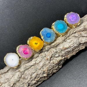 Anillos de cuarzo druzy coloridos con baño de oro 14K y formas de piedra naturales únicas