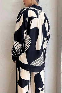 Détail du dos de l'ensemble chemise manches longues et pantalon large à imprimé abstrait