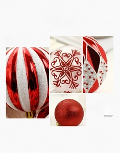 Détails de boules de Noël rouges et blanches avec paillettes, flocons et rayures