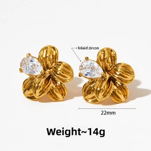 Détail de boucles d'oreilles fleur or 22mm avec zircon incrusté et poids de 14g
