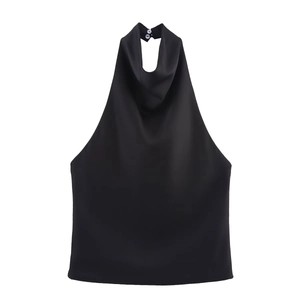 Elegante top in raso nero con scollo all'americana, collo alto e silhouette fluida