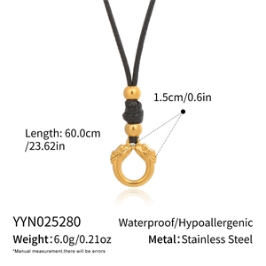 Détail du collier avec pendentif irrégulier en acier inoxydable et cordon en cuir noir