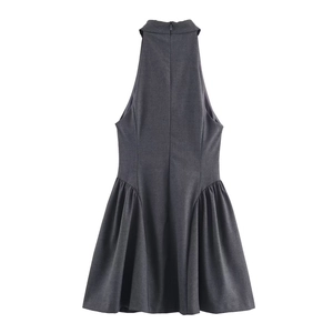 Détail de robe dos nu gris foncé avec coupe sans manches et plis marqués à la taille