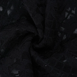 Vue macro d'un élégant tissu en dentelle noire Y2K montrant la texture fine de la maille