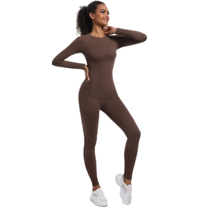 Dettaglio del set yoga senza cuciture marrone scuro con texture traspirante funzionale
