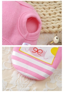 Dettaglio del maglione rosa lavorato a maglia per animali con bordo a righe e stampe
