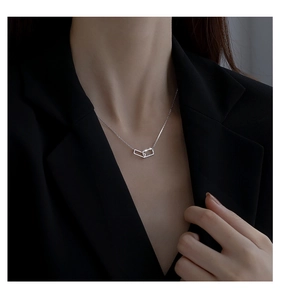 Dettaglio della collana in argento con doppio pendente rettangolare e zirconi su modella