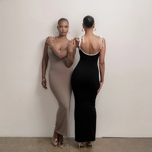 Vue avant et arrière de robes maxi moulantes en beige et noir avec fines bretelles réglables