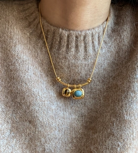 Détail du collier plaqué or 18 carats avec œil de tigre brun et pierres turquoise
