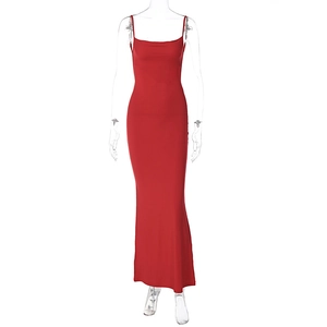 Dettaglio dell'abito sottoveste rosso aderente con schiena scoperta e silhouette a S
