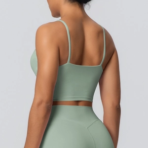 Vue arrière d'un ensemble de yoga vert clair montrant les bretelles et le legging taille haute